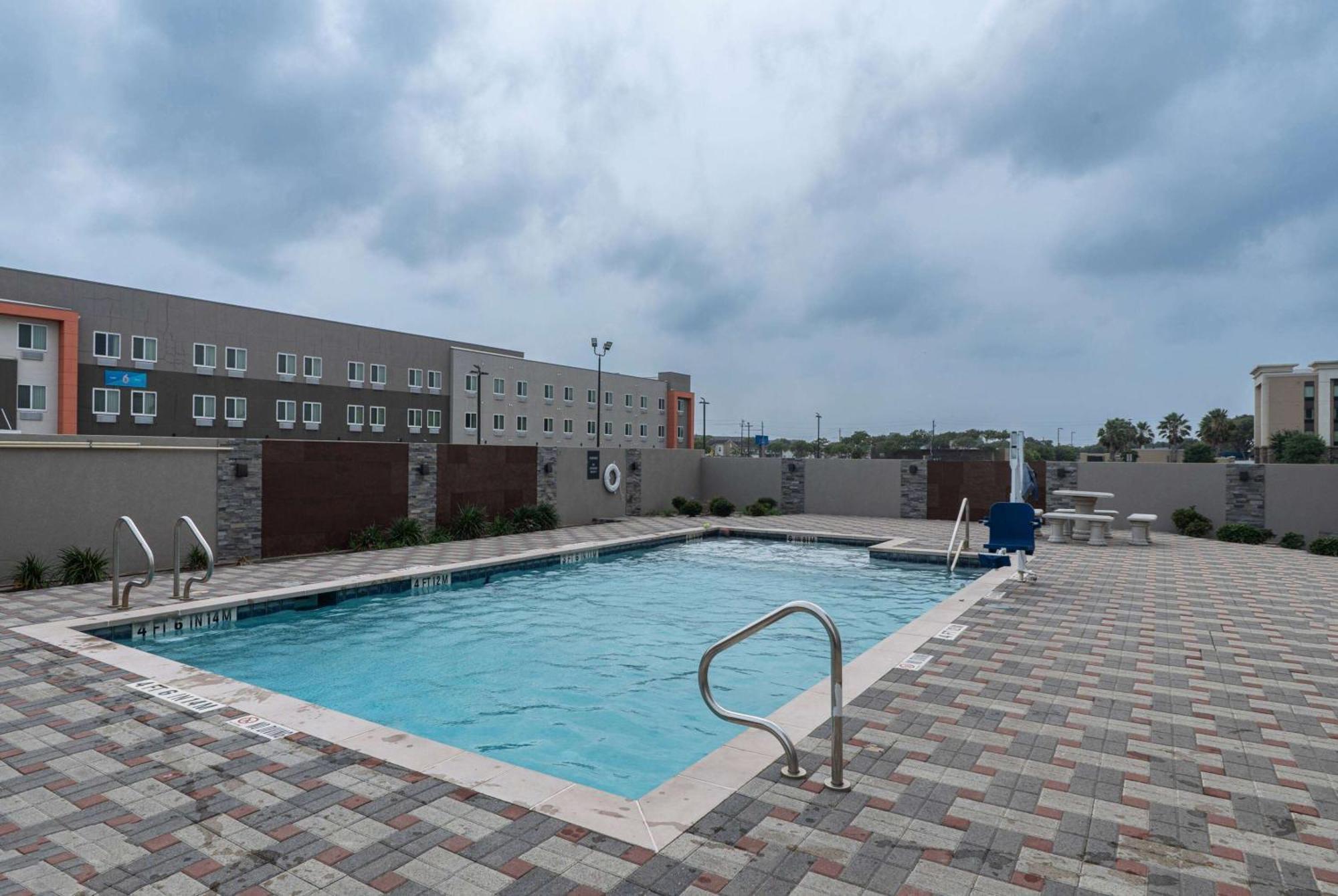 La Quinta Inn & Suites By Wyndham Corpus Christi Southeast ภายนอก รูปภาพ